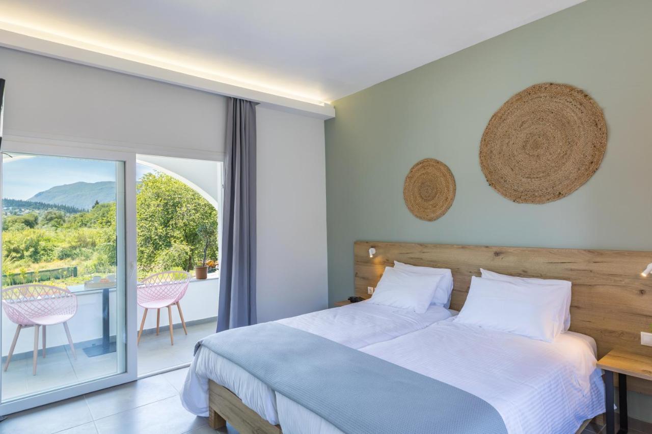 Deluxe Tweepersoonskamer met 1 of 2 Bedden en Uitzicht op het Zwembad