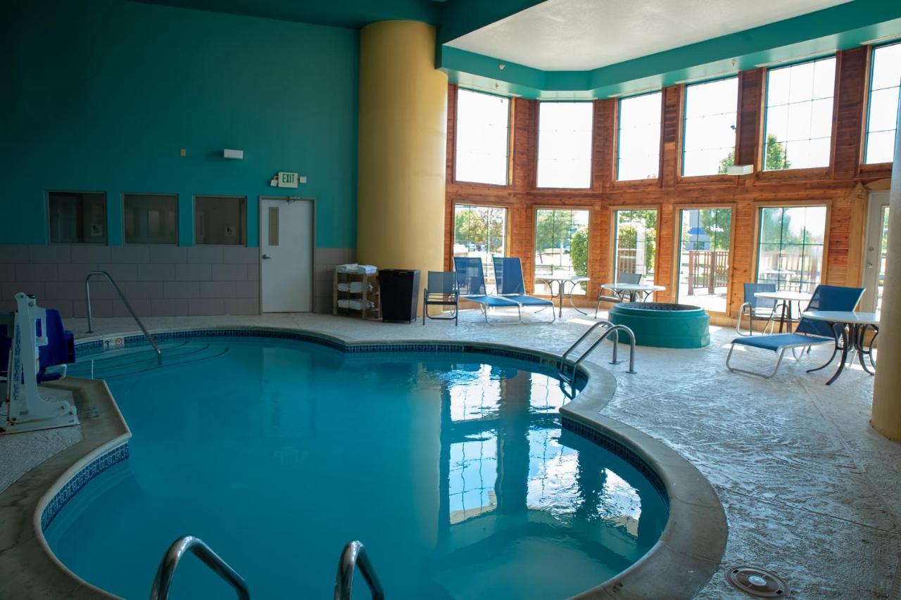 King Suite with Hot Tub and Sofa Bed - Non-Smoking