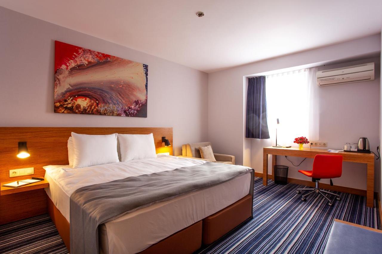 Deluxe King Room - Non-Smoking,1295798560:JPEG