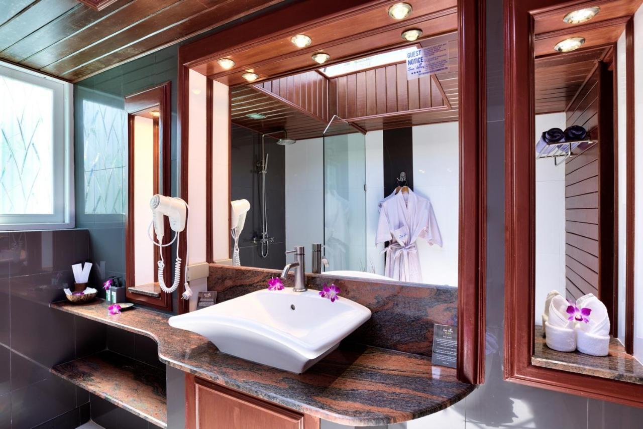 Villa with Private Pool - Beach Front