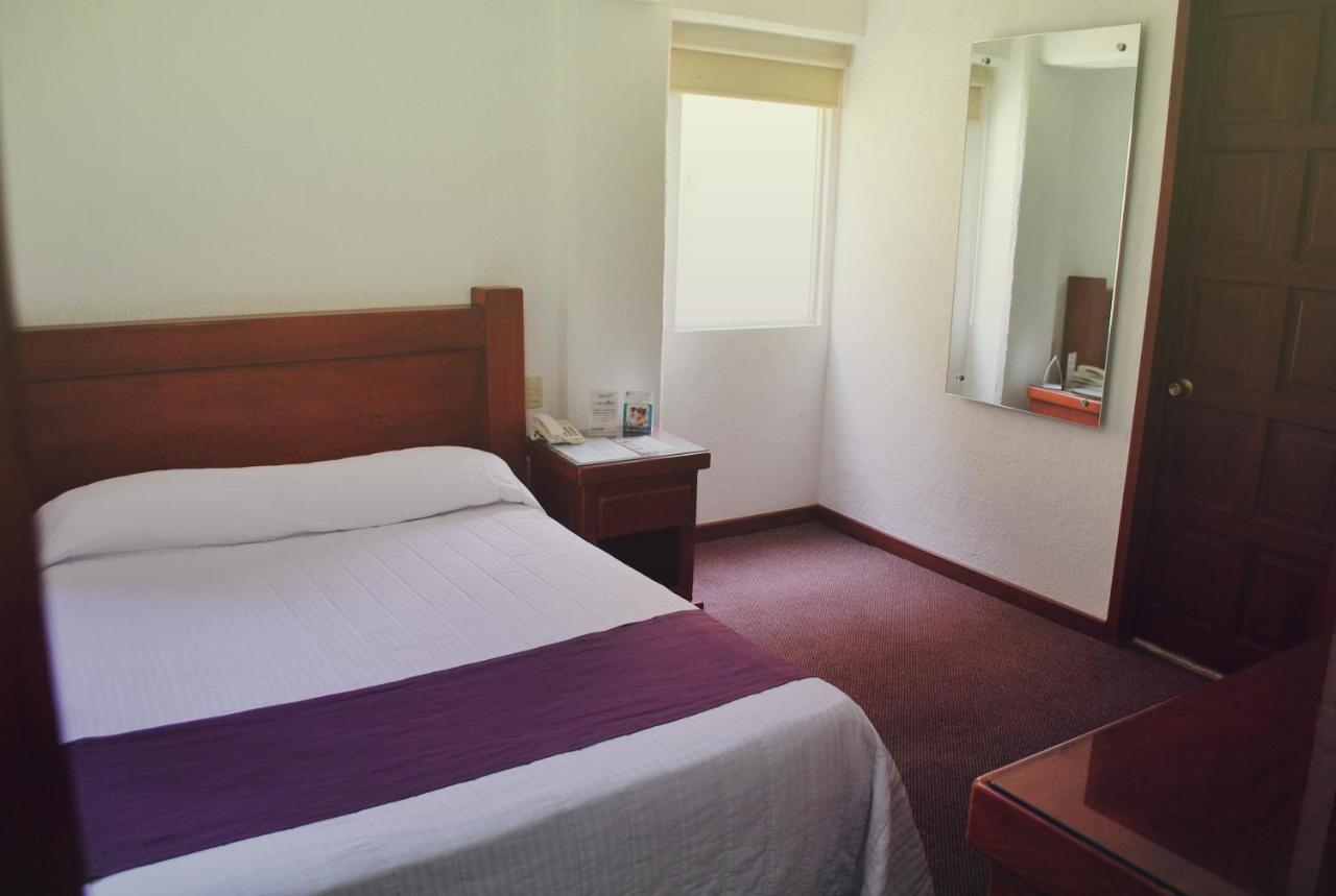 Habitación con cama grande