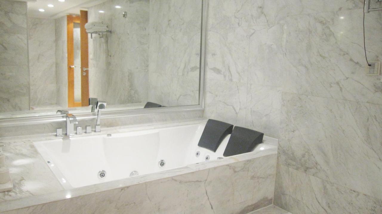 Executive Suite,422662893:JPEG