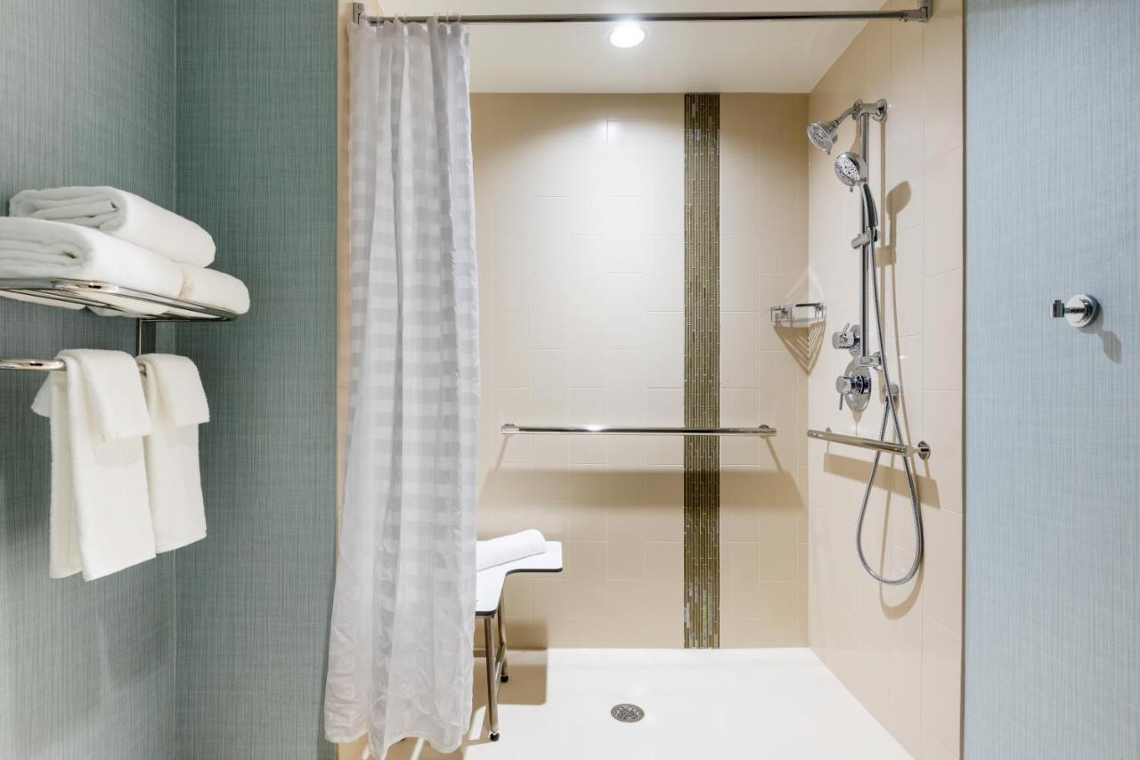 Quarto com Cama King-size e Sofá-cama