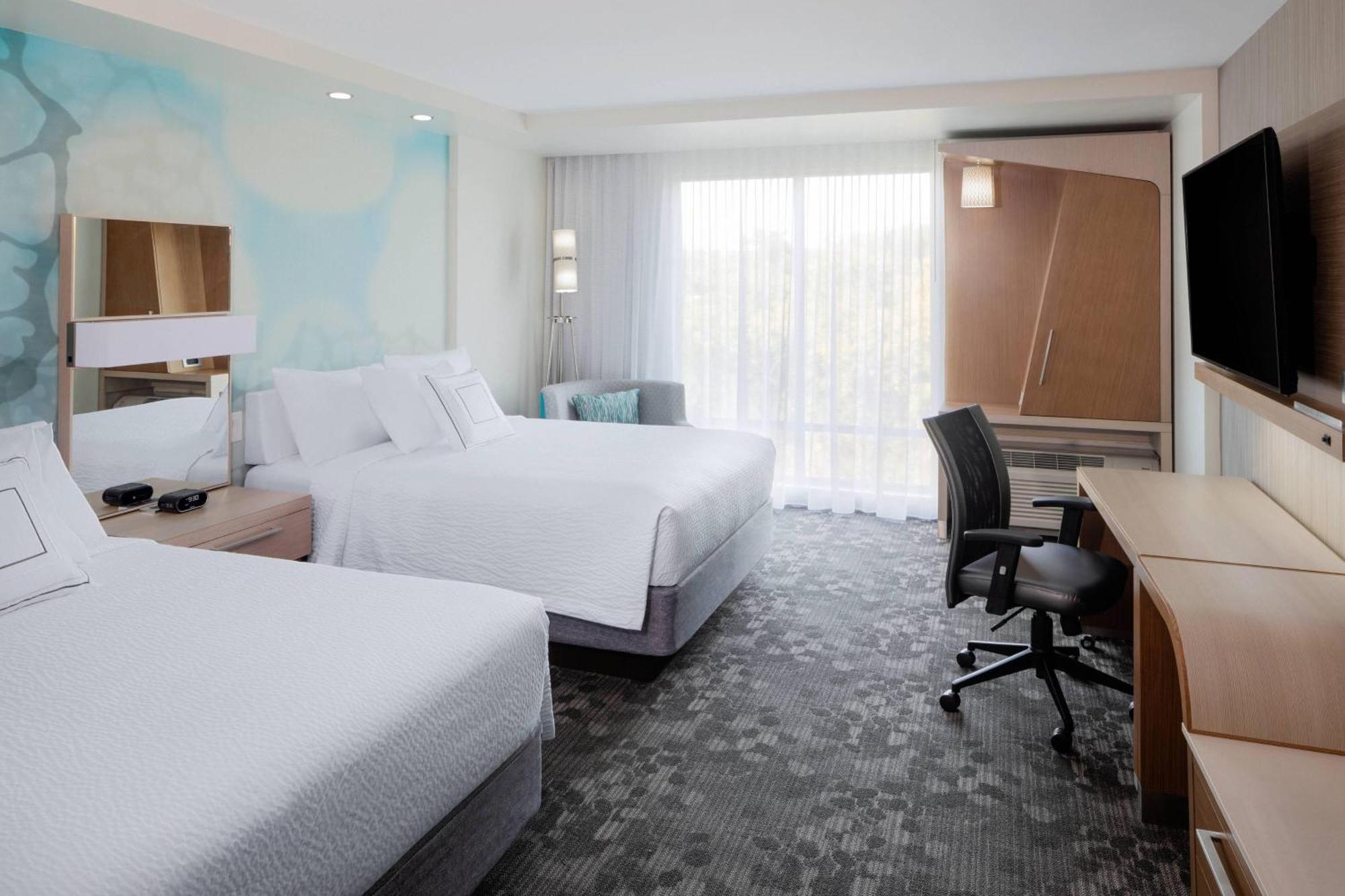 Queen Room with Two Queen Beds and River View - Hearing Accessible