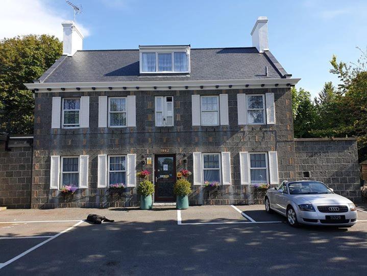 Six-Bedroom House no pets