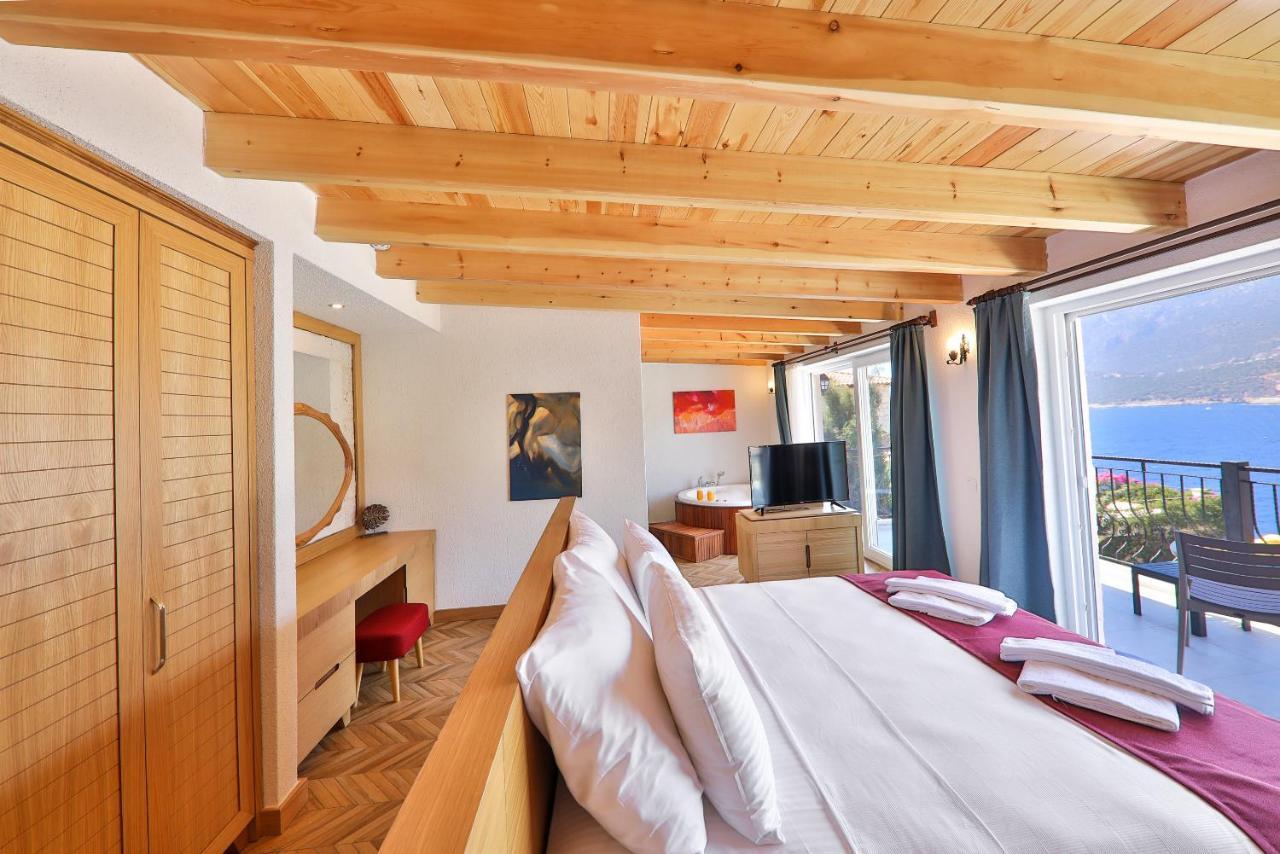 Deluxe Suit Room with Jacuzzi and Sea View