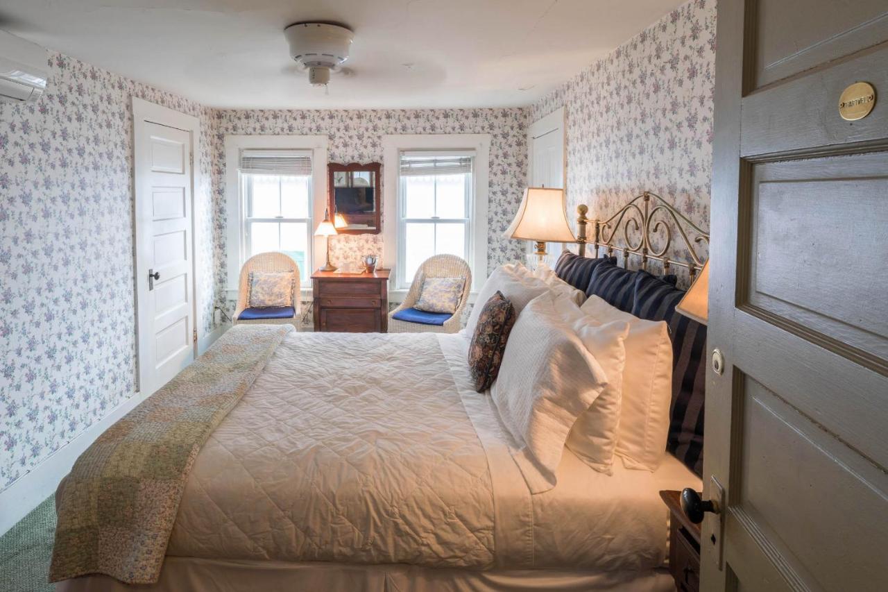 Queen Room Garden View