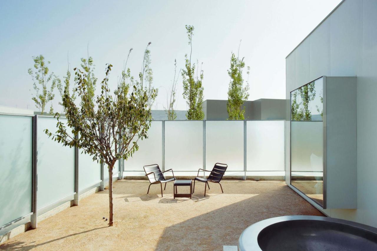 Hébergement Cube avec Baignoire Extérieure et Terrasse Privée