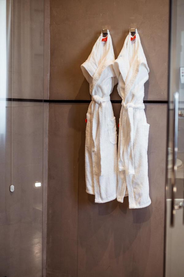 Queen Suite with Spa Bath