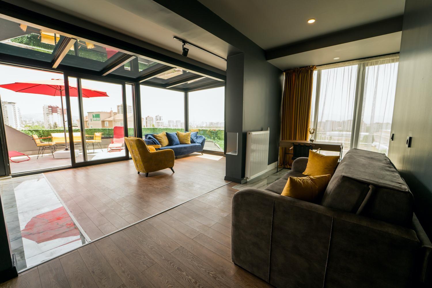 Deluxe Suite with Mountain View- Ski Transfer Package