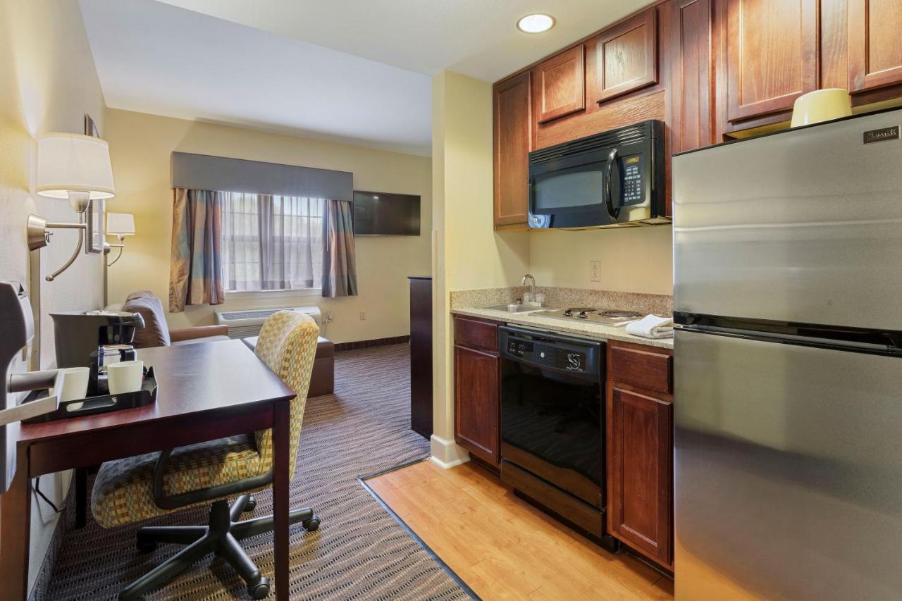 Deluxe Studio with 1 Queen Bed - Non-Smoking