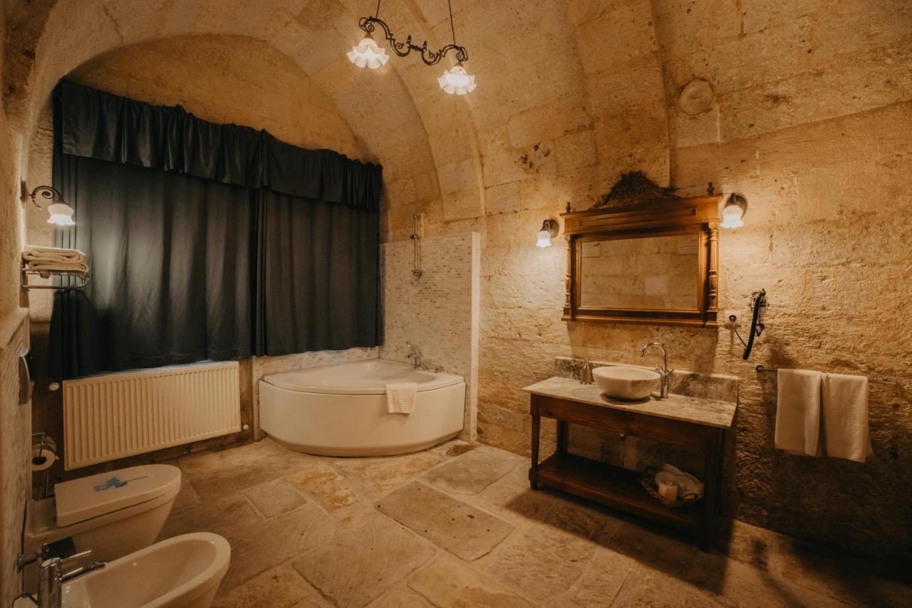 Deluxe Cave Room