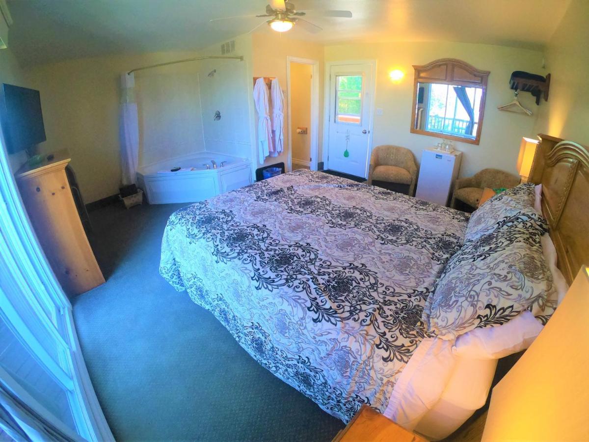 Queen Room with Spa Bath and Lake View