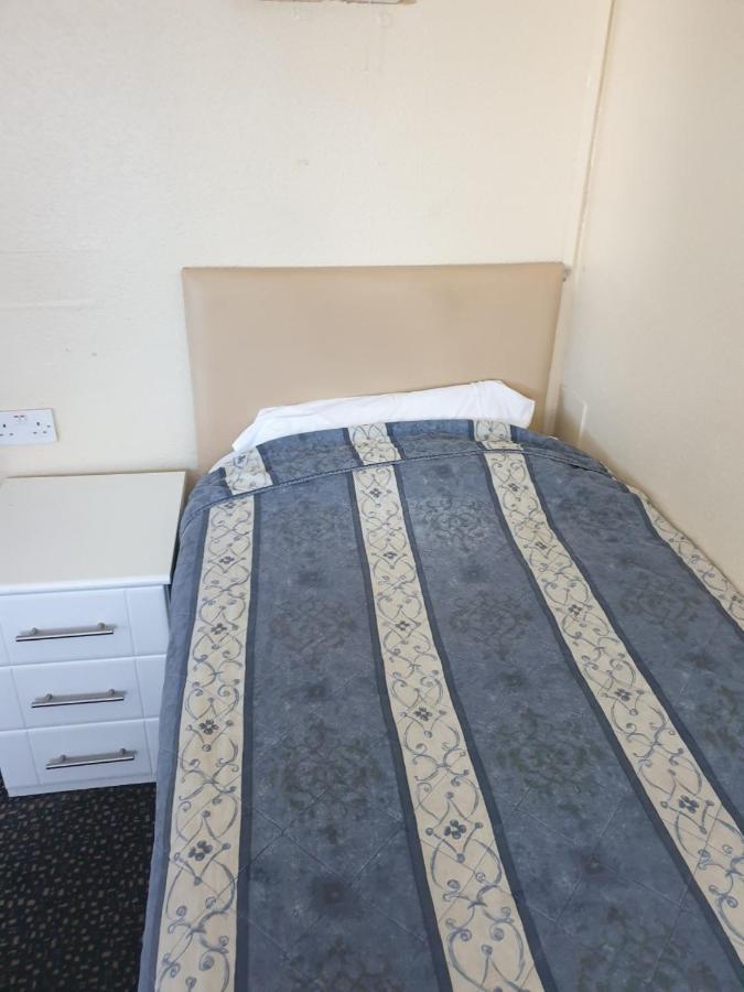 Single Room with Shared Bathroom,1009232209:JPEG