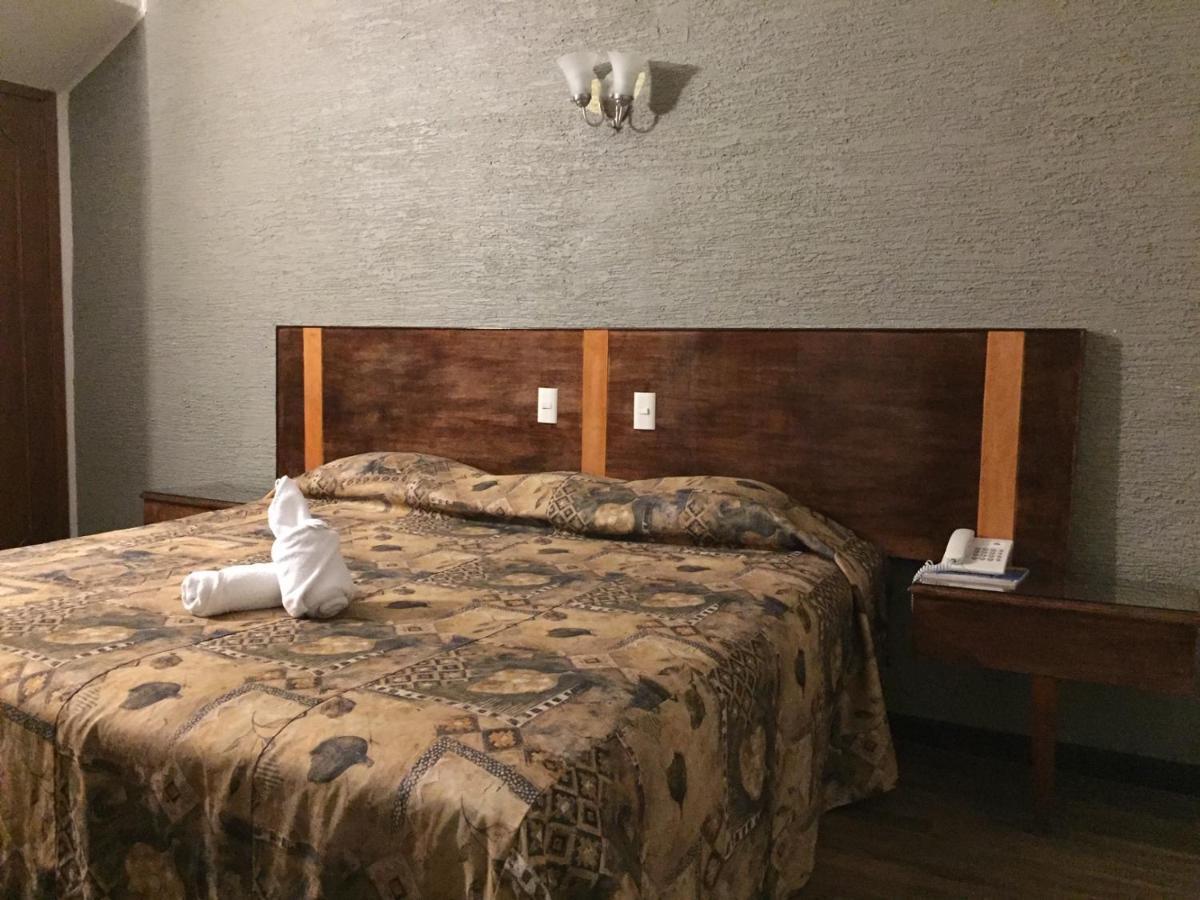 Habitación con cama extragrande.