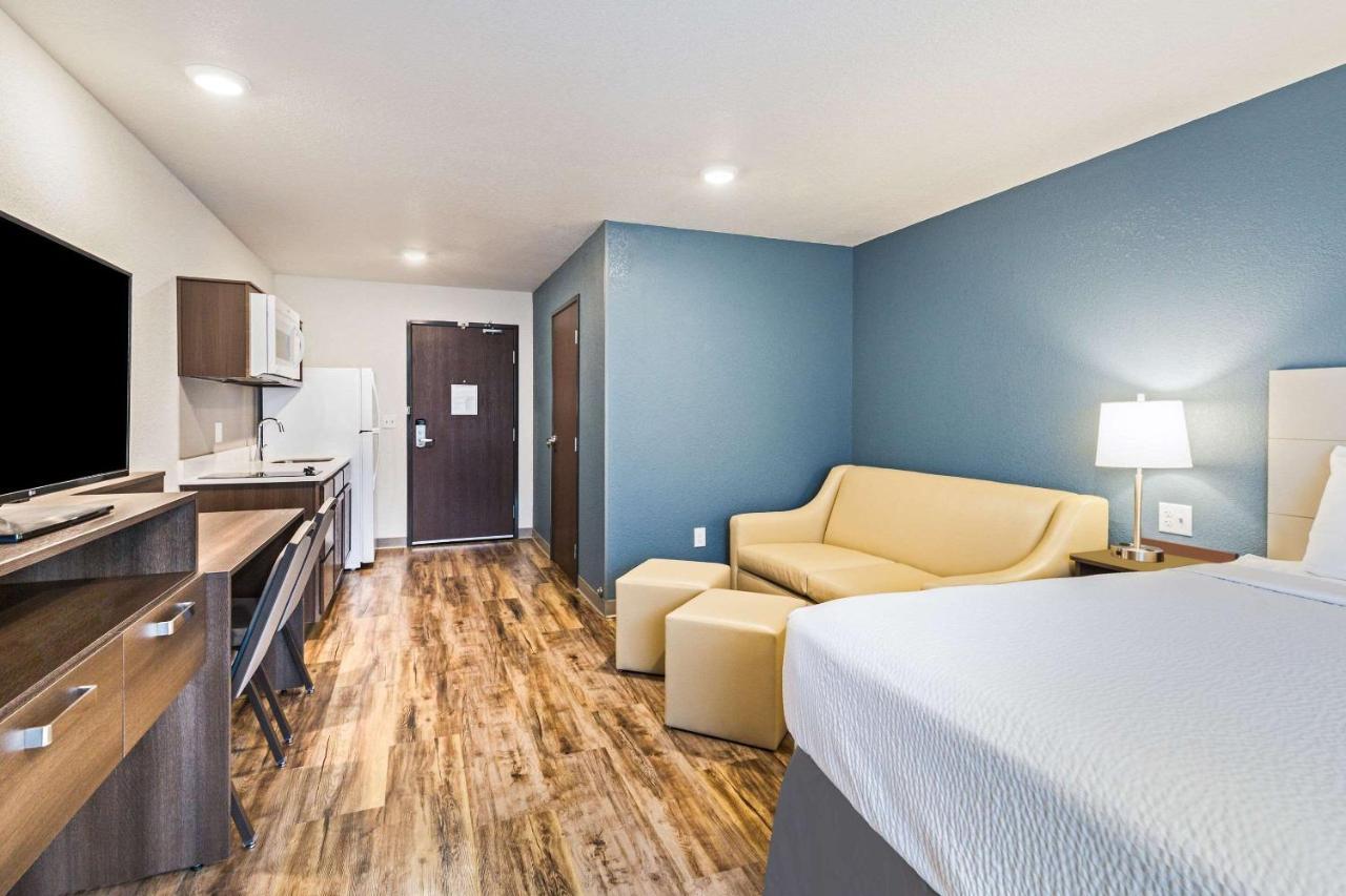 Queen Room with Tub and Sofa Bed - Disability Access/Non-Smoking
