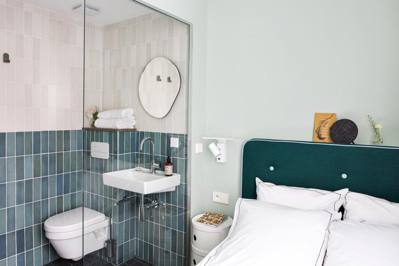 Single Room - La petite Amie,1010359144:JPEG