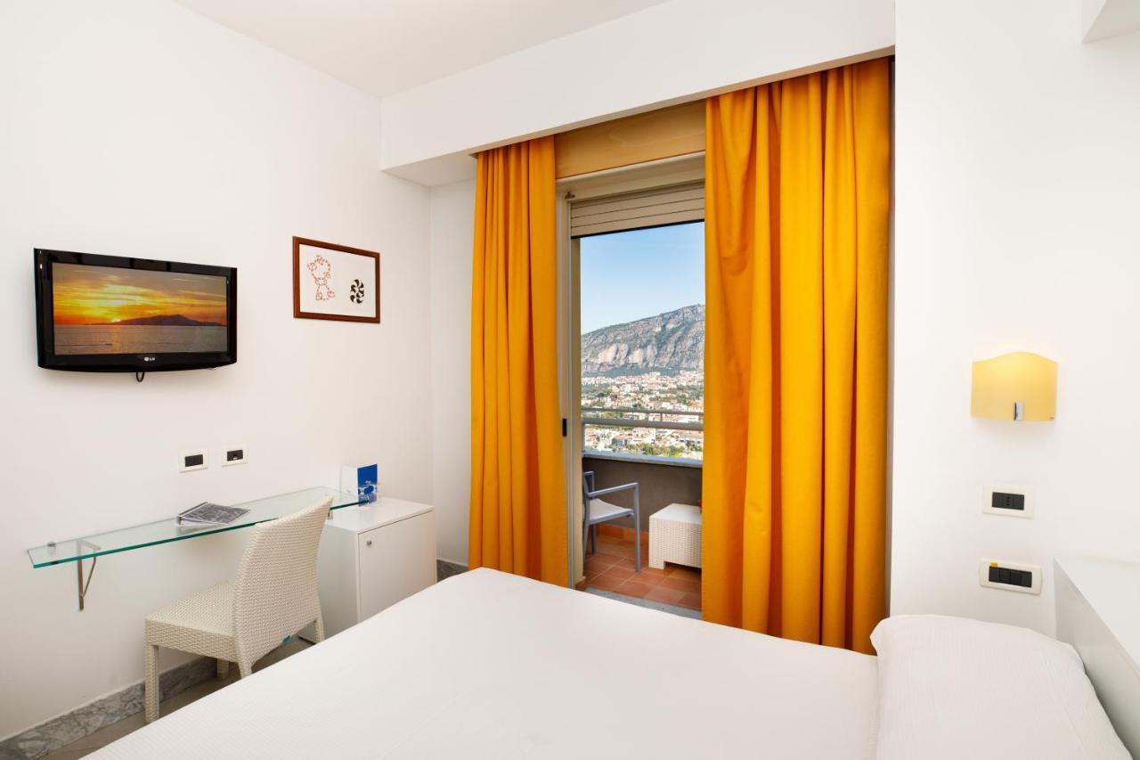 Chambre Double ou Lits Jumeaux - Vue Latérale sur Mer