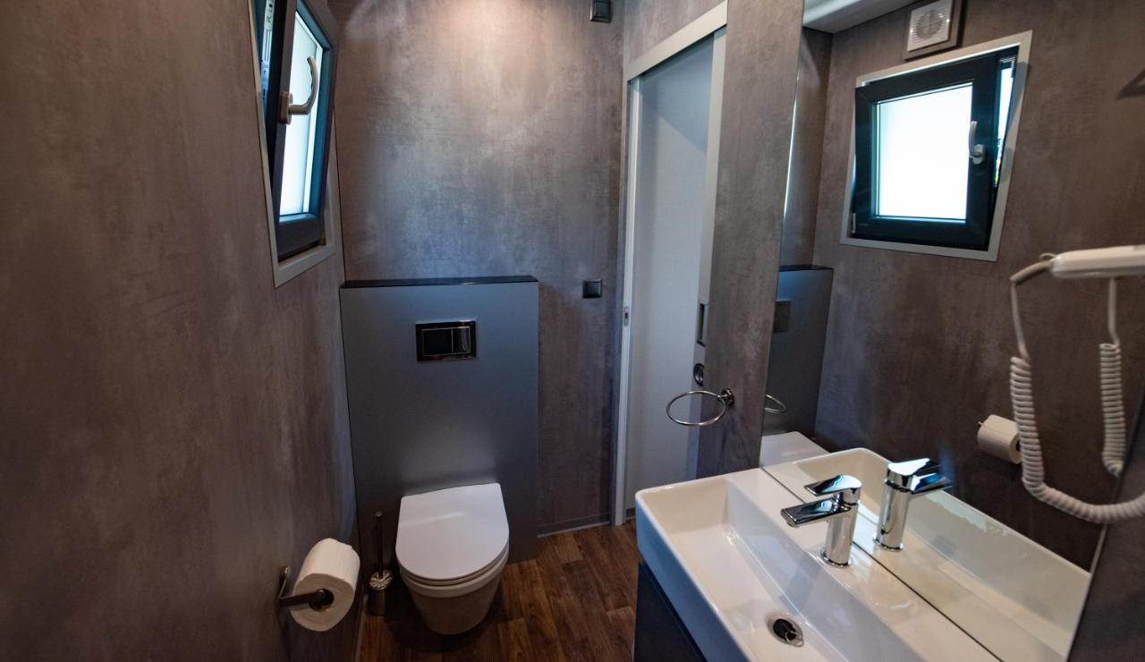 Exklusives Mobilheim mit Whirlpool-Badewanne