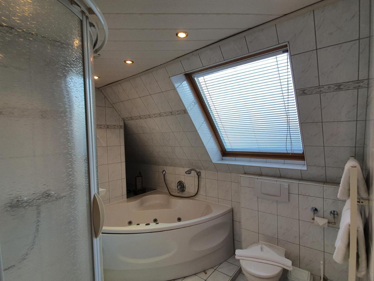 Doppelzimmer mit Whirlpool-Badewanne