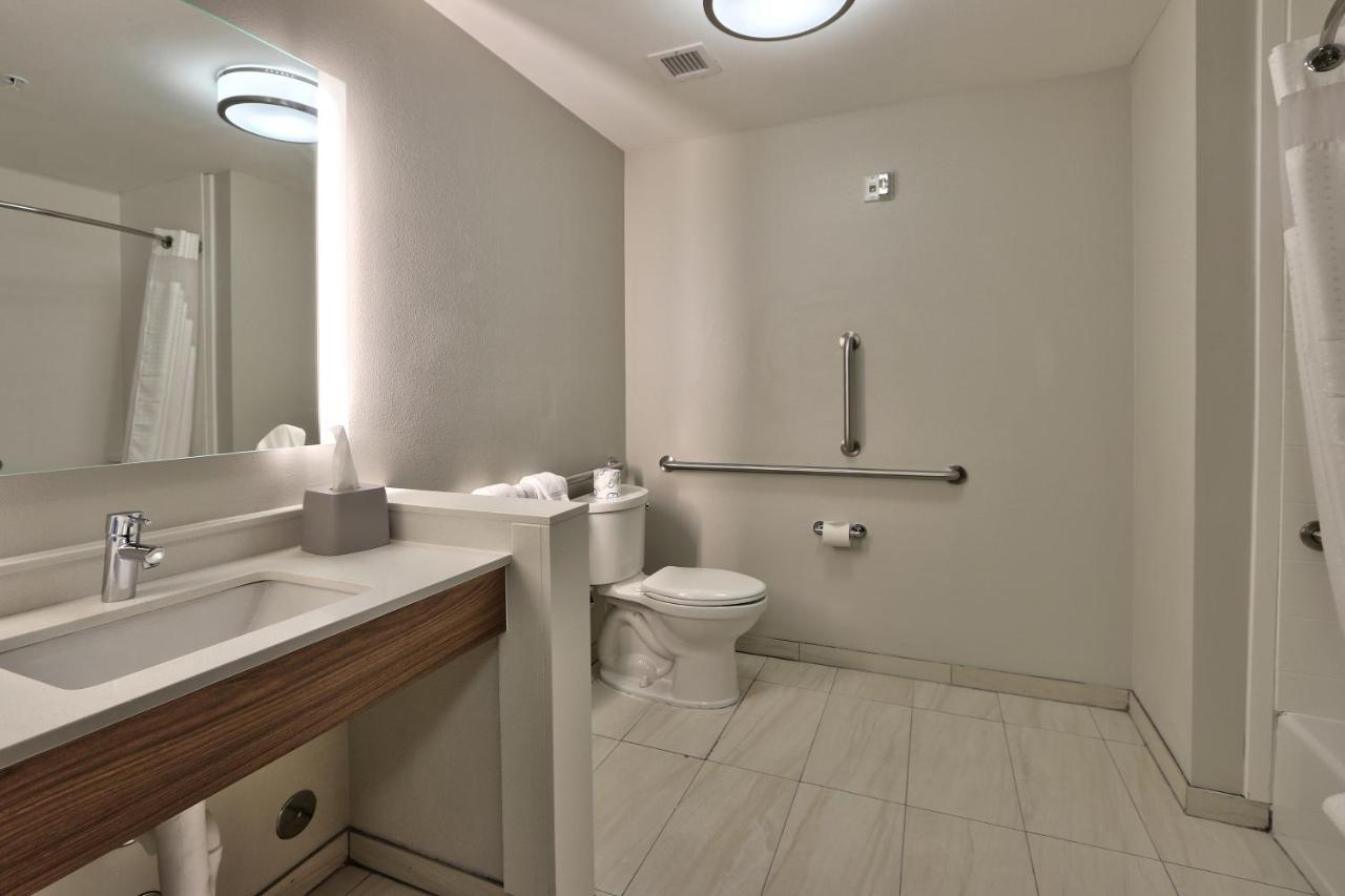 Deluxe King Room - Mobility Access Roll in Shower/Non-Smoking