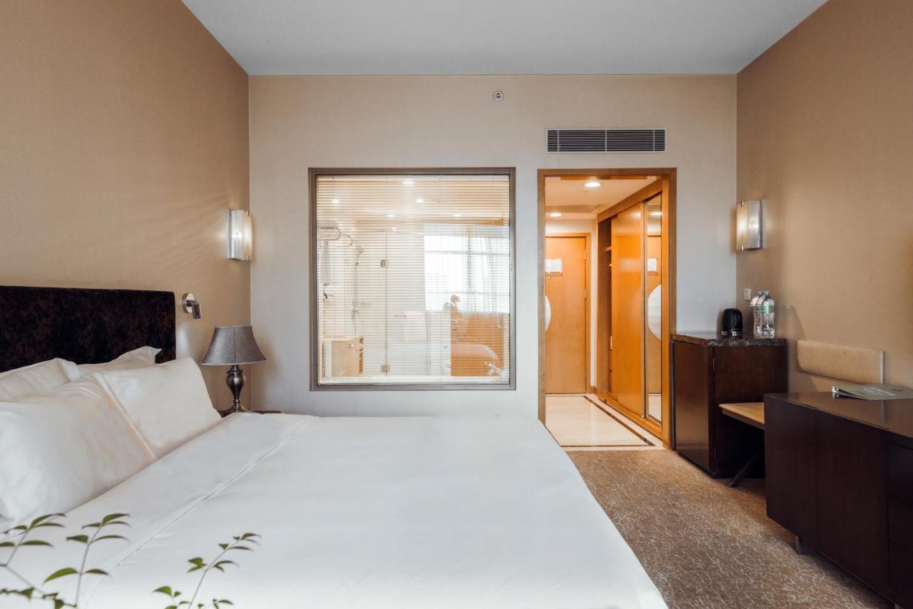 Standard King Room with Lounge Access