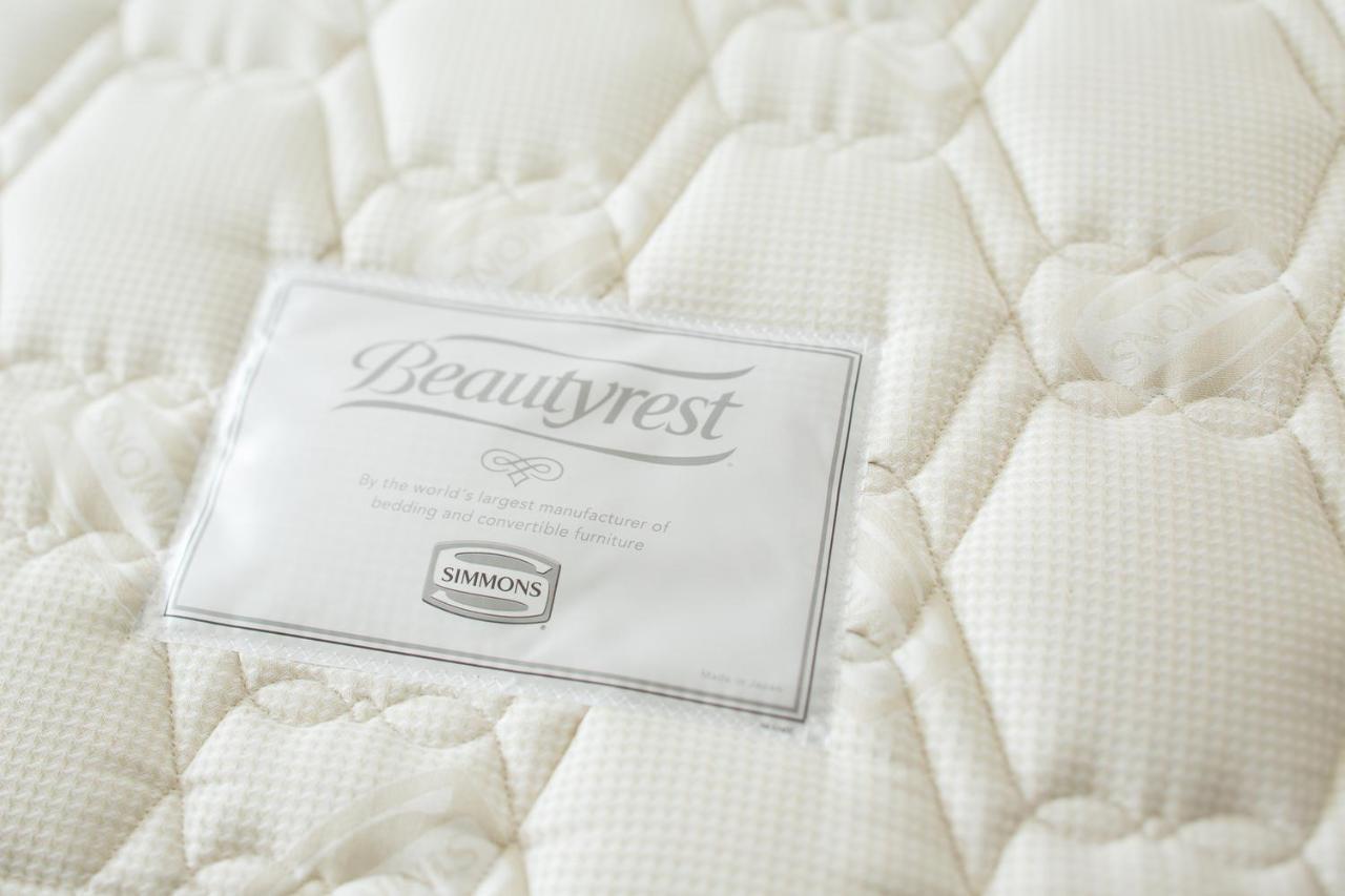 Modernes Zweibettzimmer im japanischen Stil mit eigenem Bad