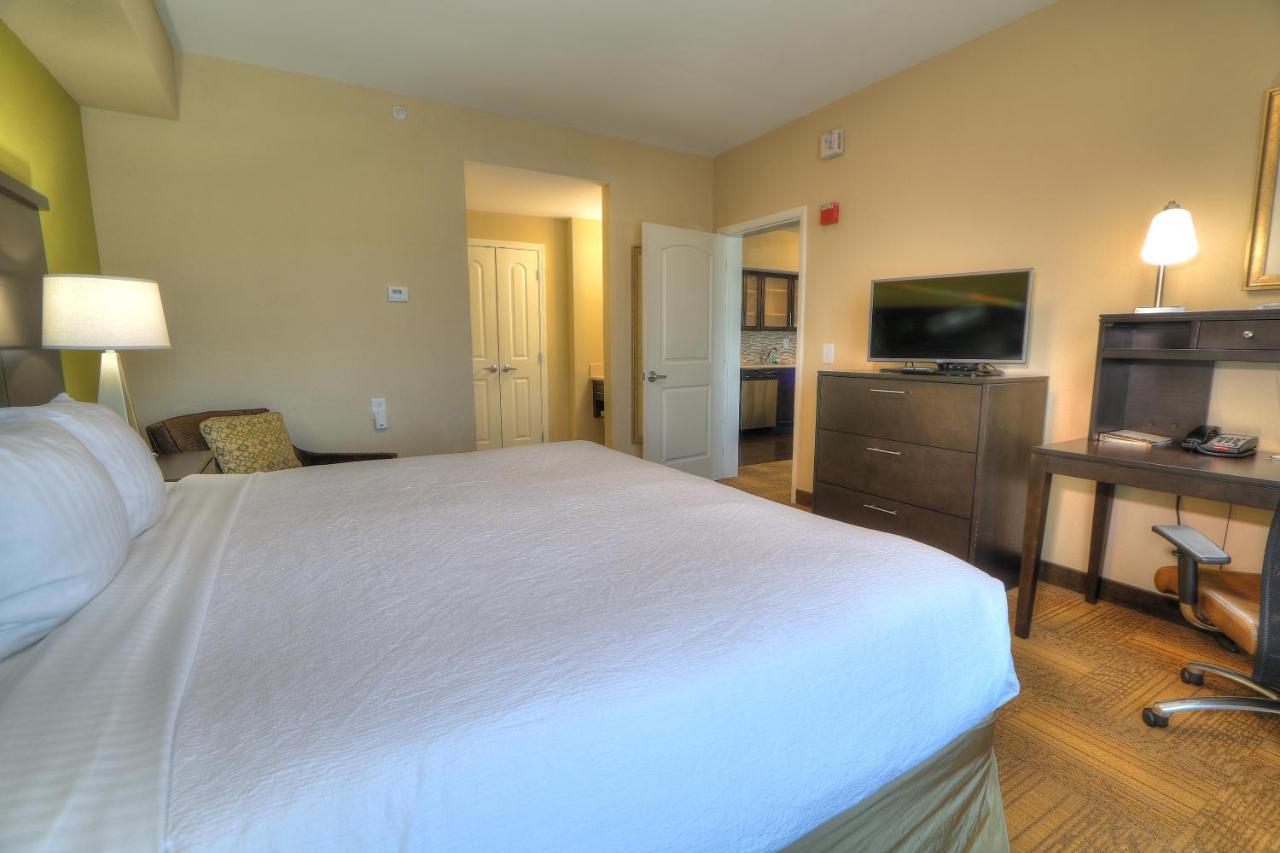One-Bedroom Suite with Kitchen, Sofa Bed and Pond View