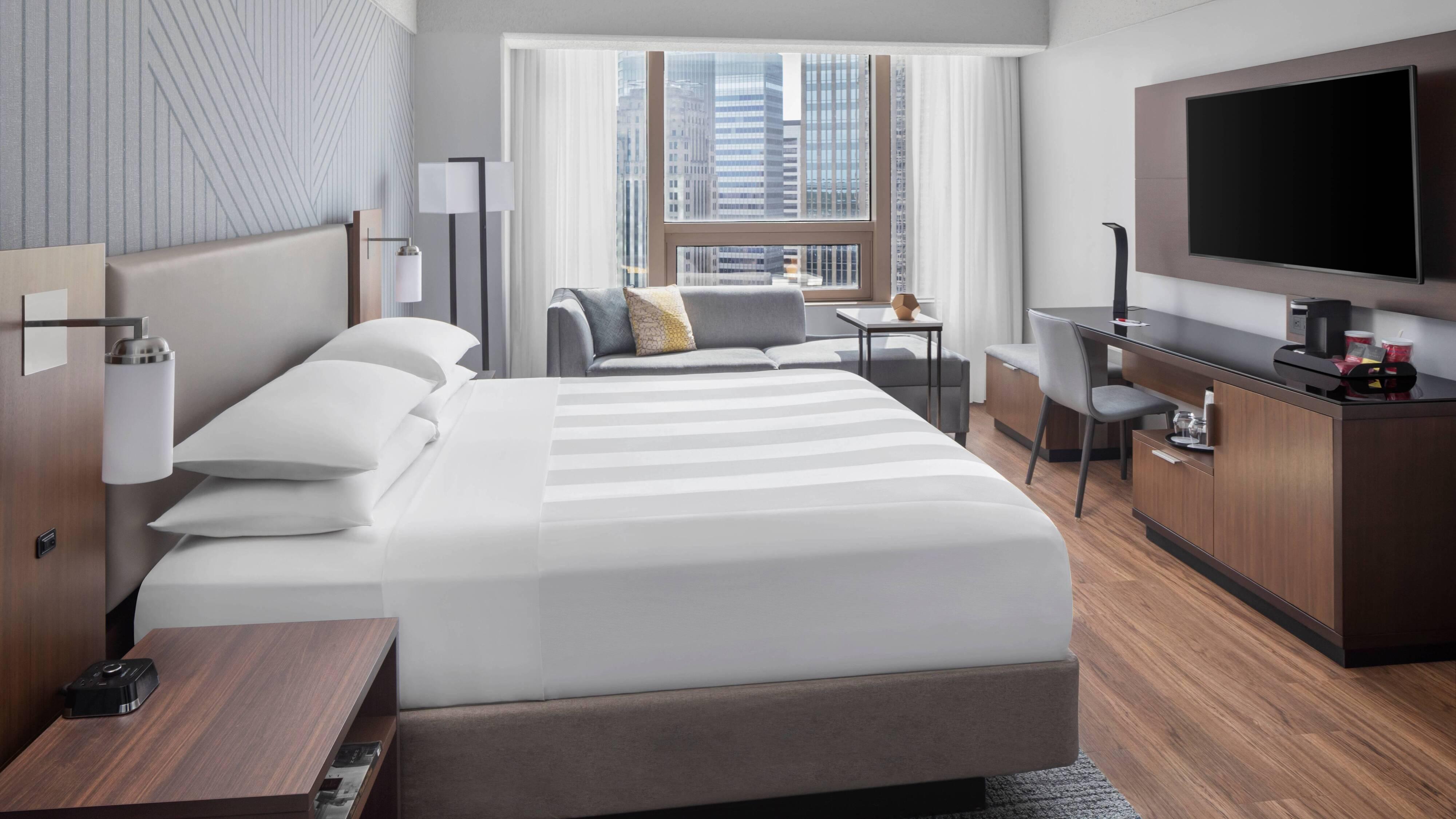 Zimmer mit Kingsize-Bett und Stadtblick