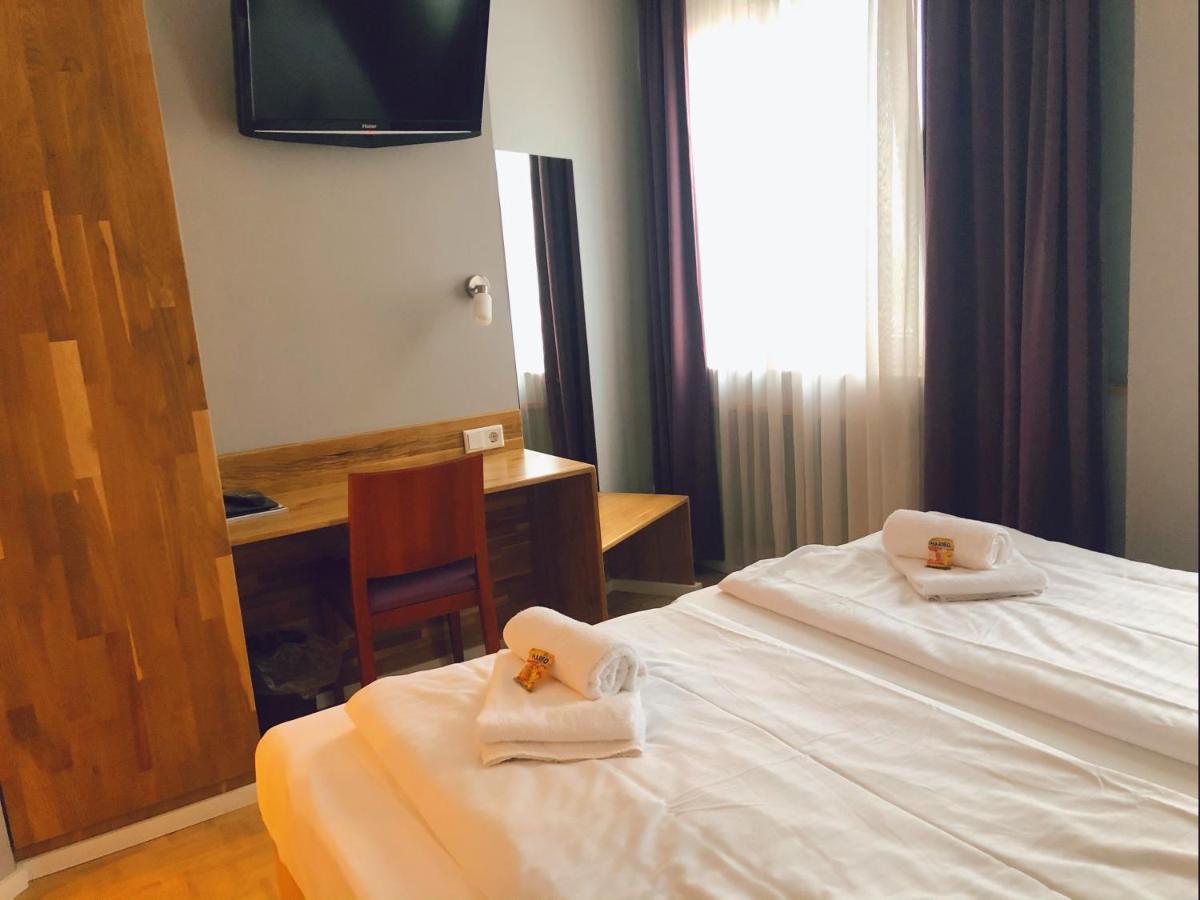 Doppel- oder Zweibettzimmer