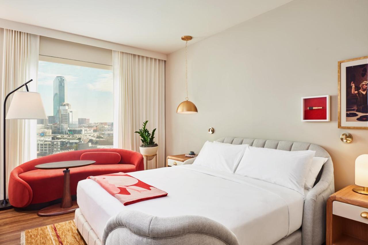Habitación con cama extragrande.