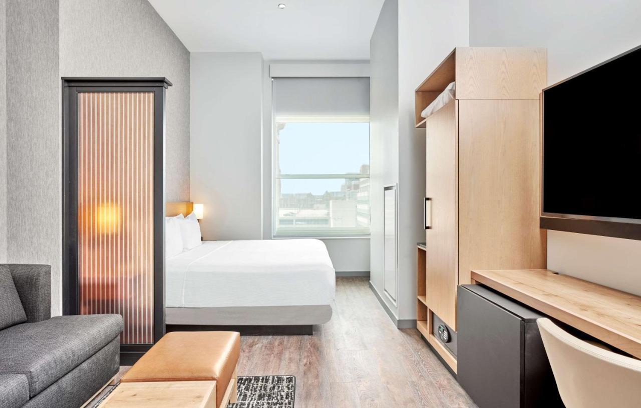 Habitación con cama extragrande y sofá cama