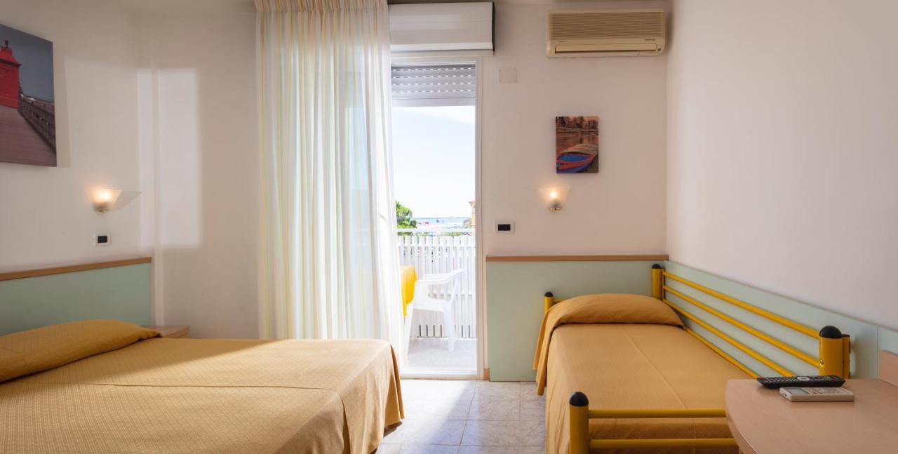 Dreibettzimmer mit Balkon