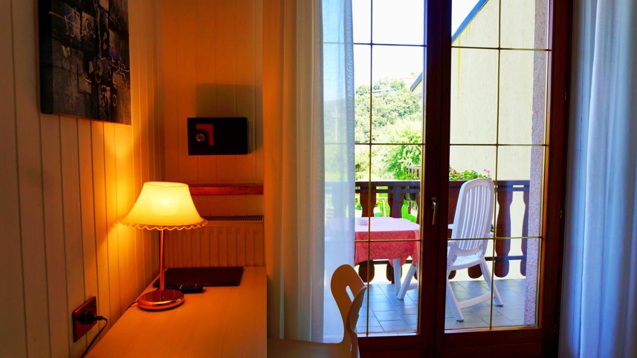Doppel-/Zweibettzimmer mit Poolblick