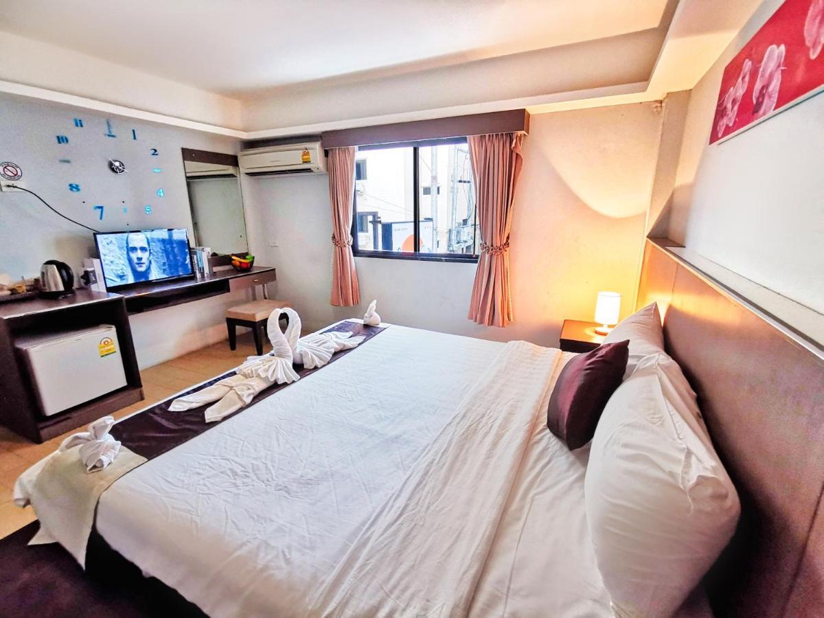 Estudio Deluxe con vistas a la piscina