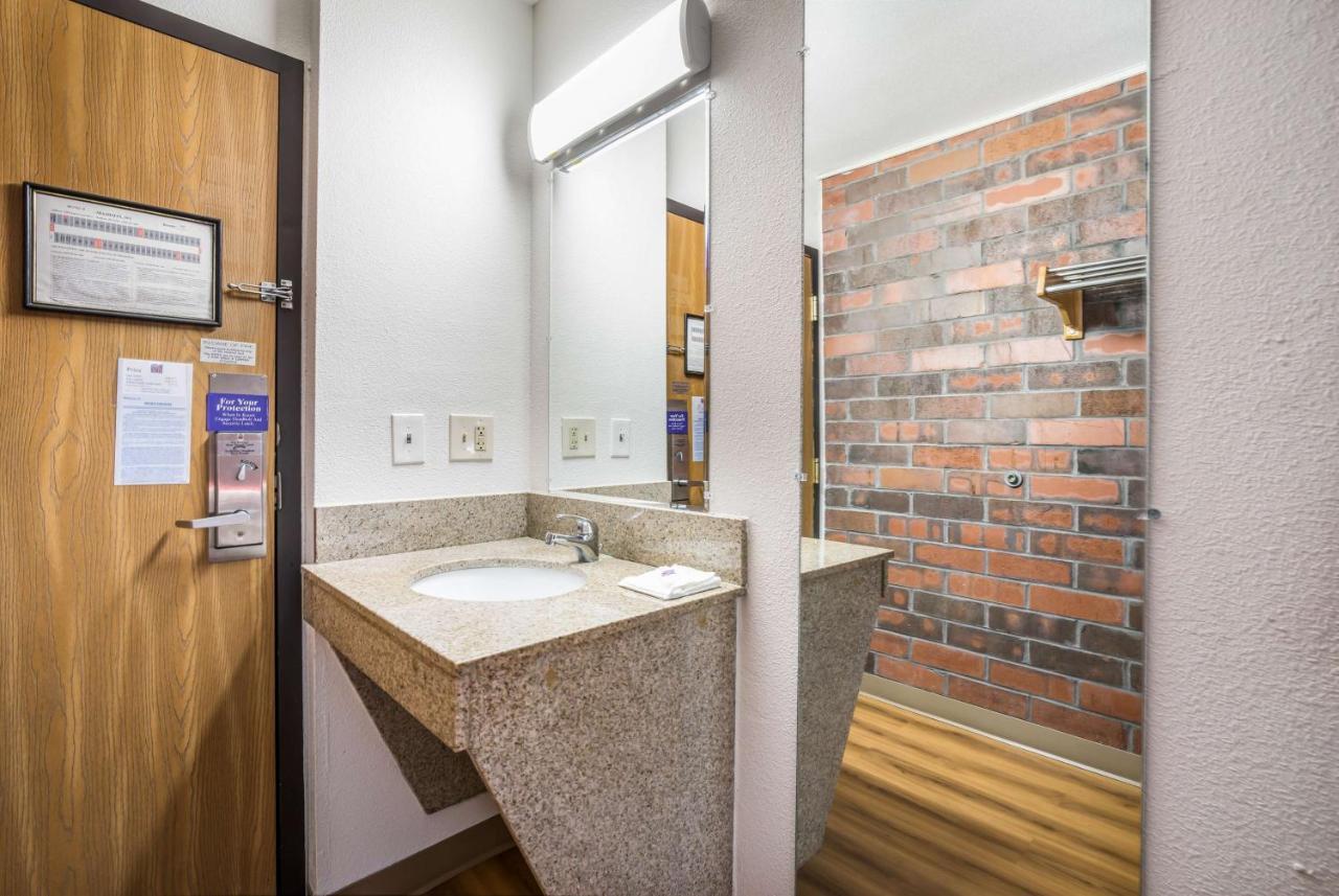 Queen Room - Disability Access - Non-Smoking