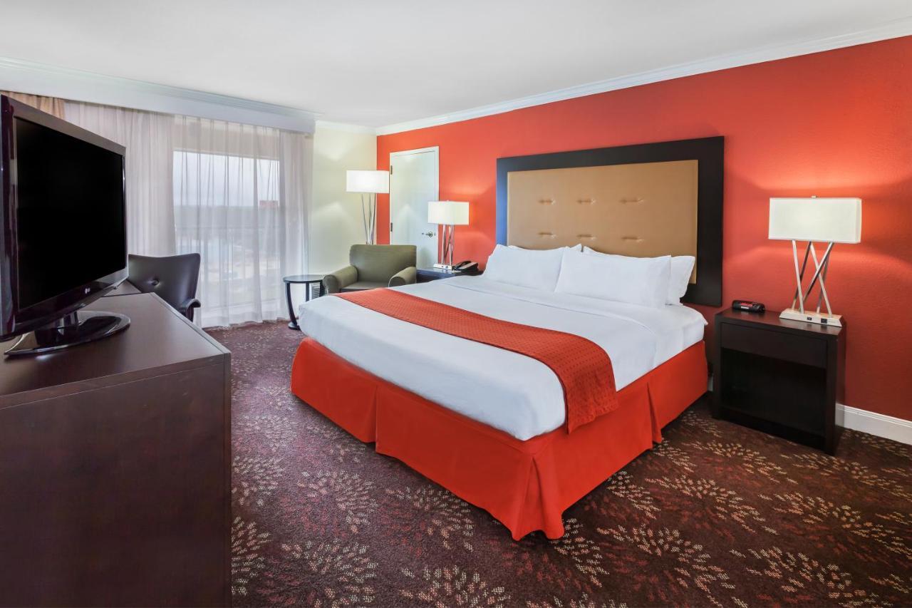 Standard King Room with Accessible Tub - Mobility Access