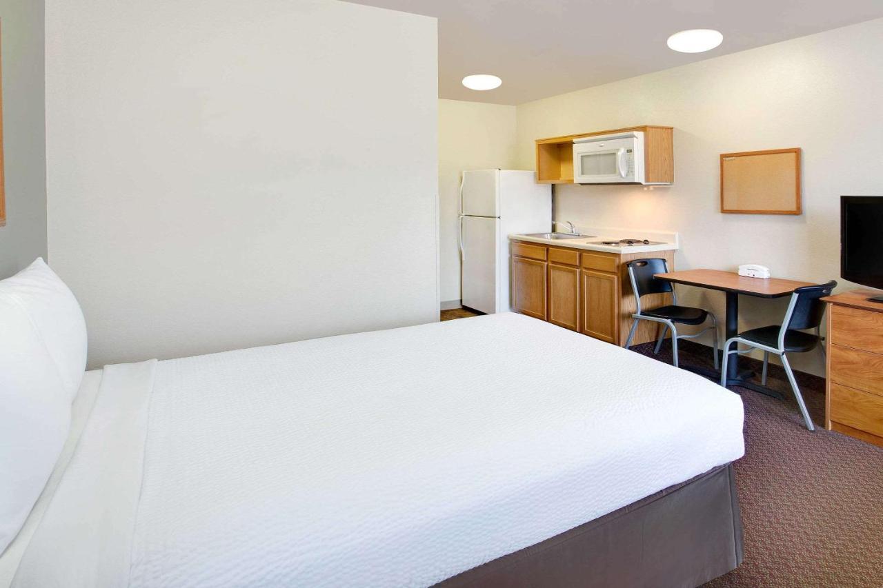 Queen Suite with Sofa-Bed - Accessible/Smoking