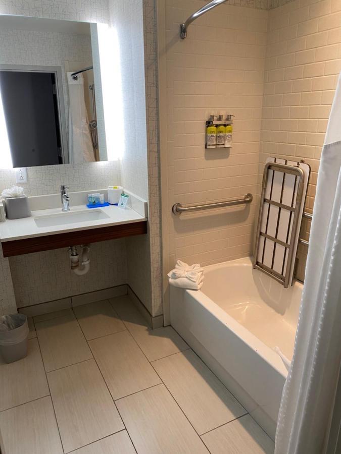 Standard King Room with Mobility Accessible Tub