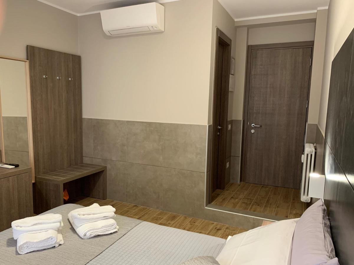 Habitación con cama extragrande.