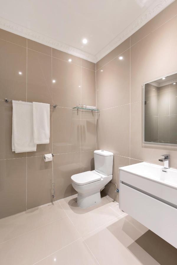 Deluxe Queen Suite