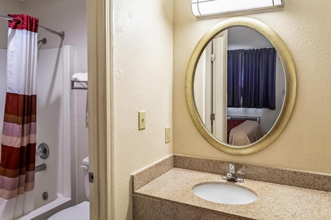 Deluxe Room with One Queen Bed Non-Smoking