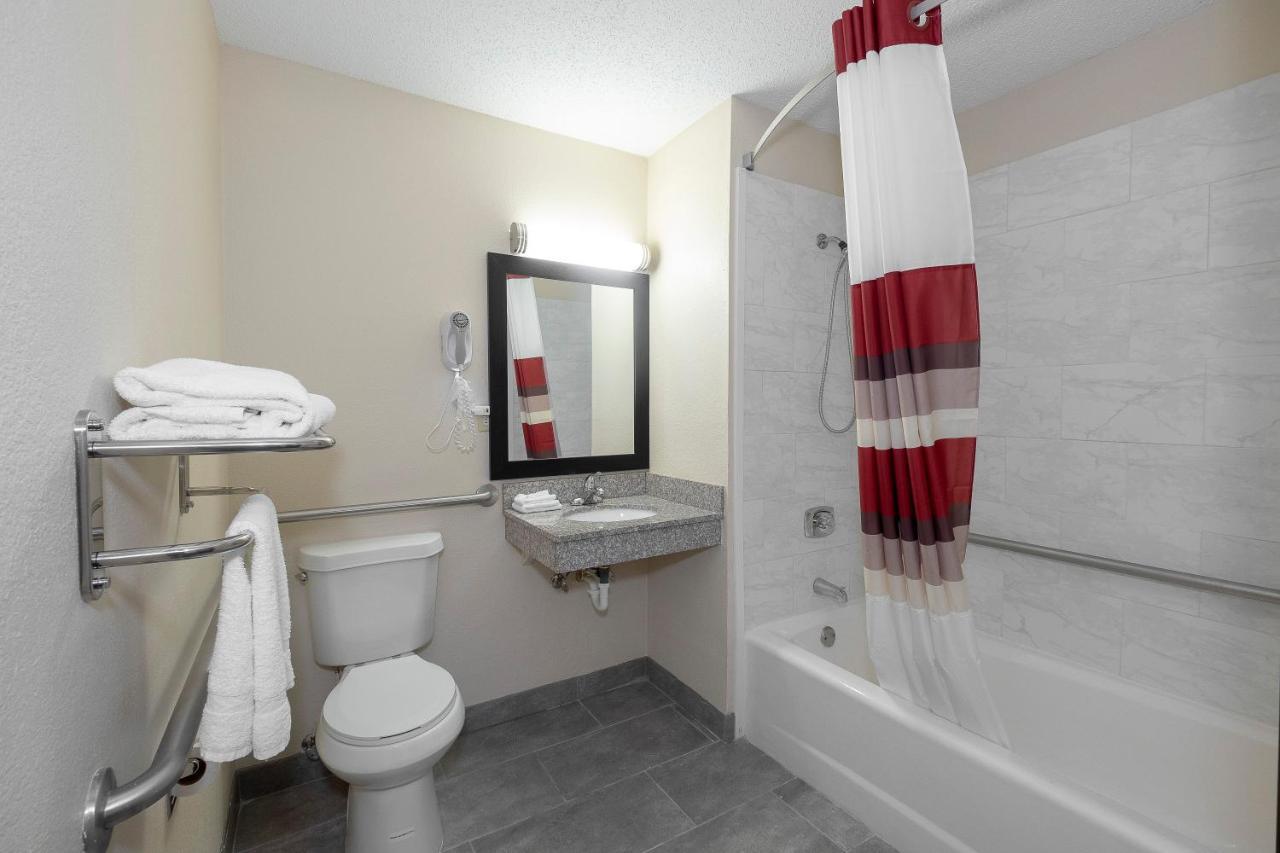 Deluxe Room with One Queen Bed Disability Access Non-Smoking