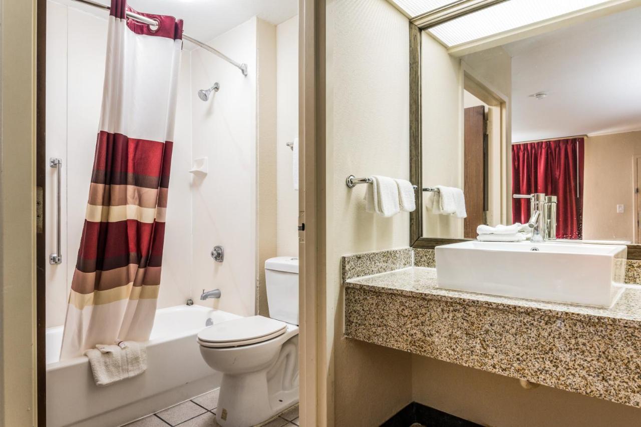 Deluxe Room with One Queen Bed Non-Smoking