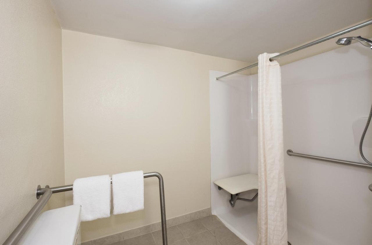 Superior King Room Disability Access/Roll-in Shower Non-Smoking