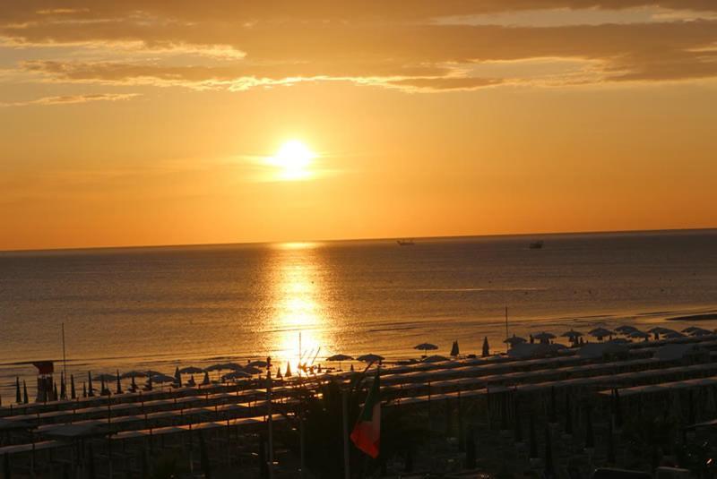 Deluxe Quadruple Front Sea View