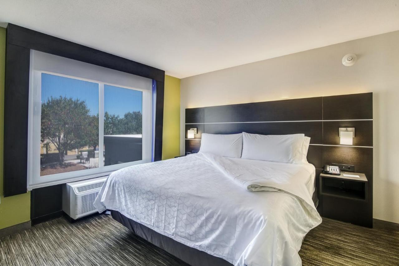 One-Bedroom King Suite with Communications Accessible Roll-In Shower