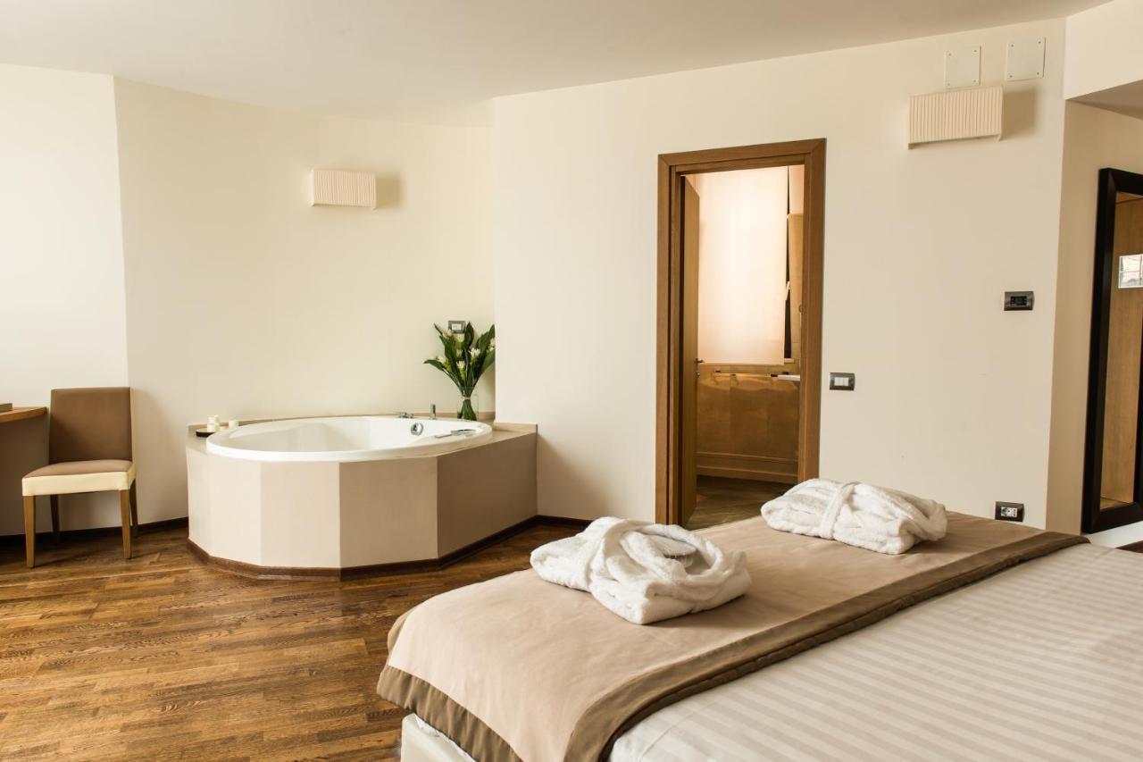Deluxe Suite with Spa Bath