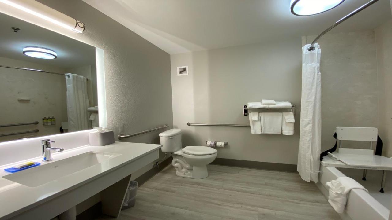Standard Queen Room with Two Queen Beds - Communications Accessible