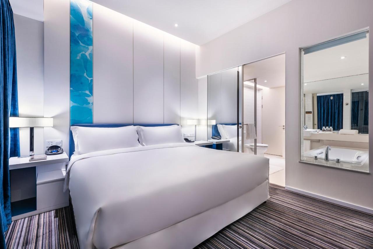 Deluxe King Suite with Lounge Access